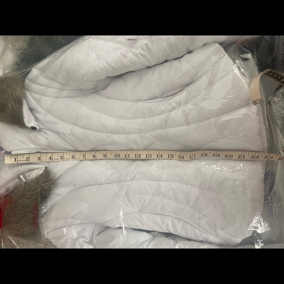 COPY - - Obermeyer, white quilted ski jacket, size 4 NO SIGNS OF WEAR - Picture 6 of 7
